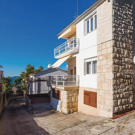 Awesome Apartment In Zaboric With Wifi *