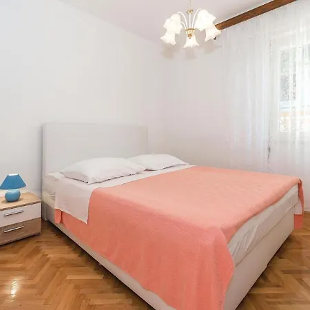 Awesome Apartment In Zaboric With Wifi *