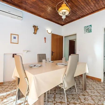 Awesome Apartment In Zaboric With Wifi *